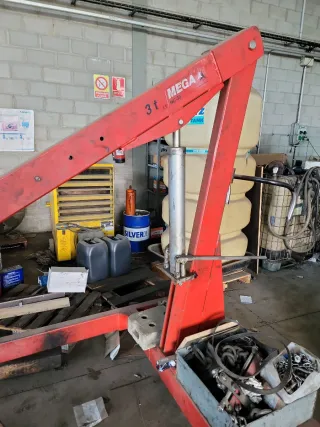 Traspaso Taller Mecánico 700m²
Por jubilacion