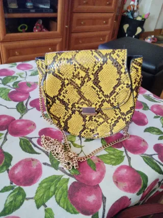 Bolso de fiesta con cadena dorada