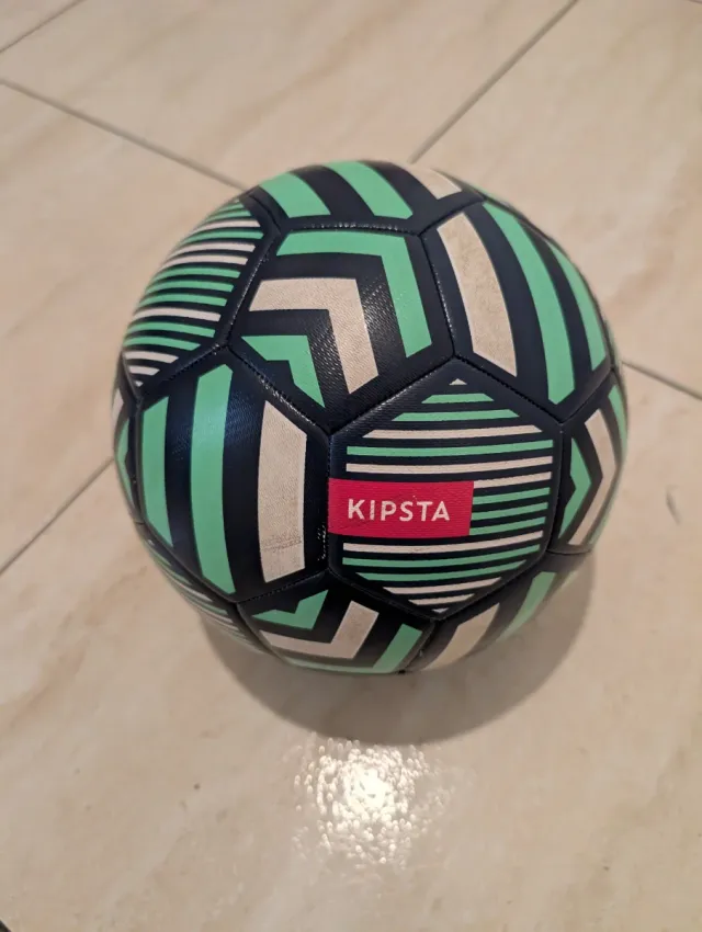 Pelotas de fútbol Kipsta nuevas.