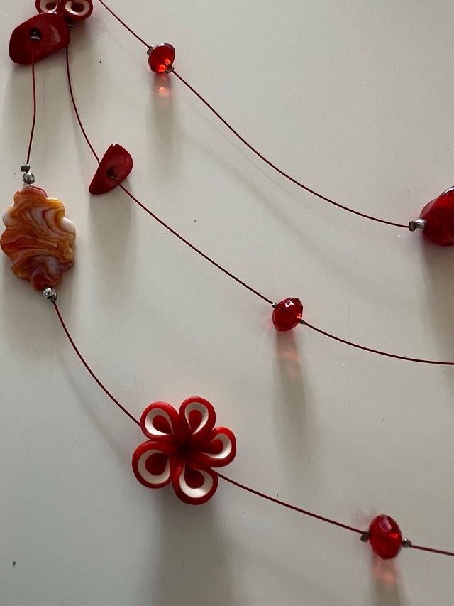 Collar de flores y cristales rojos