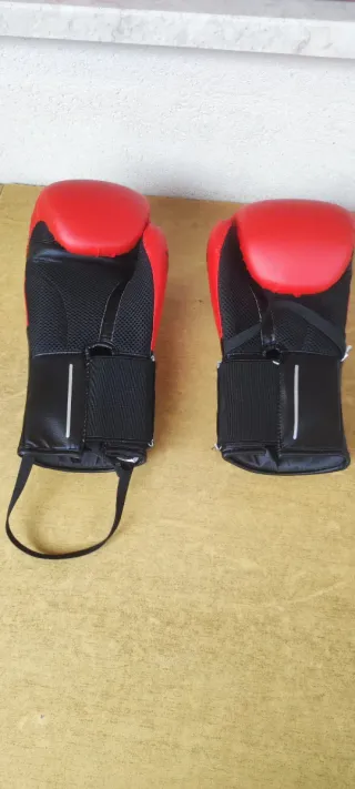 Guantoni da boxe rossi e neri
