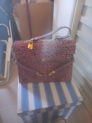 Bolso de mano con textura de cocodrilo