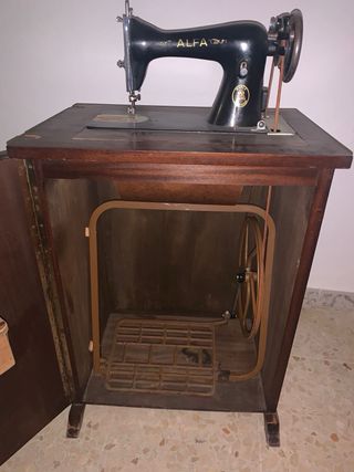 Máquina de coser Alfa con mueble