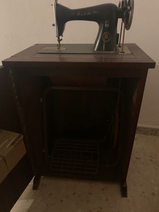 Máquina de coser Alfa con mueble