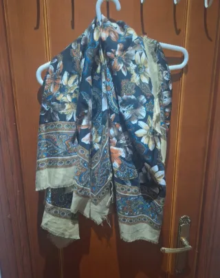 Pañuelo estampado floral mujer