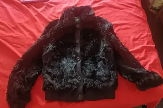 Chaqueta negra pelo sintético
