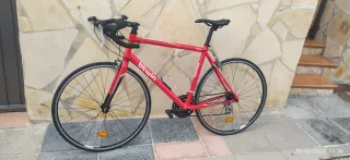 Bicicleta de carretera Btwin Roja