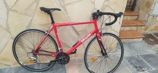Bicicleta de carretera Btwin Roja