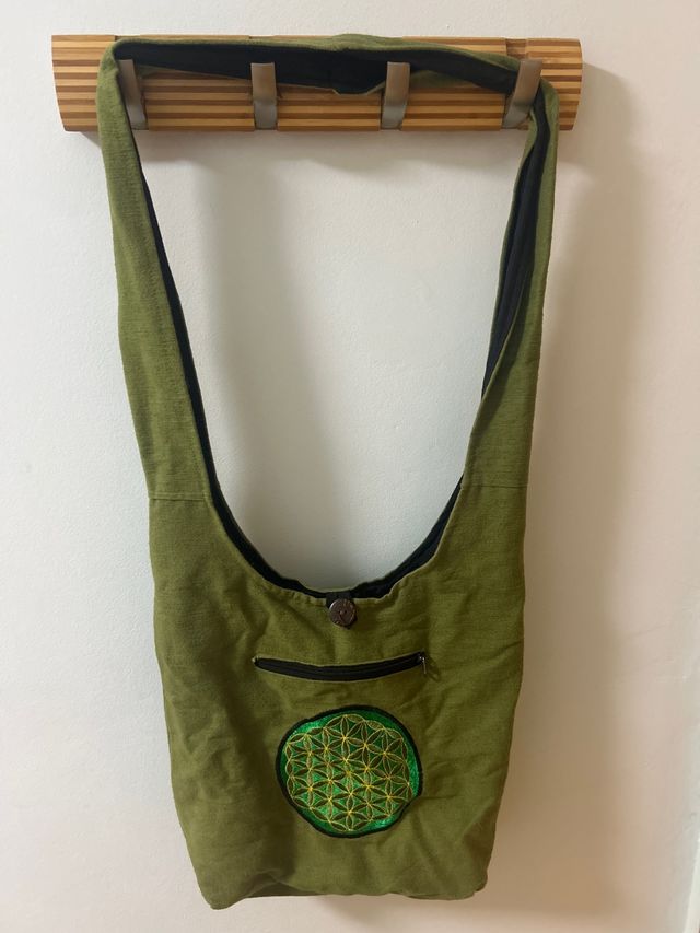 Bolso verde con bordado de flor de la vida