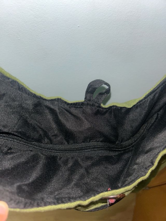 Bolso verde con bordado de flor de la vida