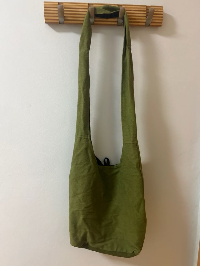Bolso verde con bordado de flor de la vida