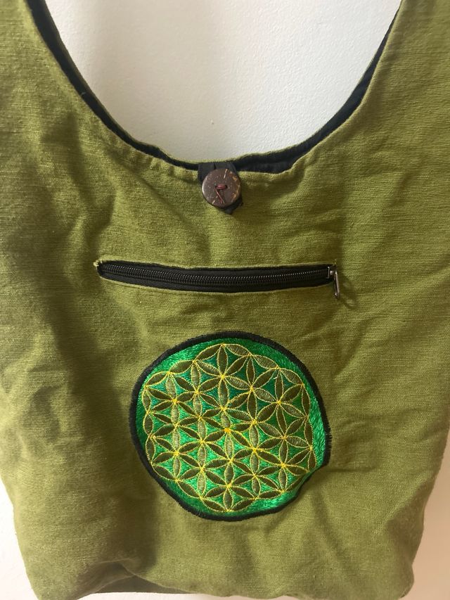Bolso verde con bordado de flor de la vida