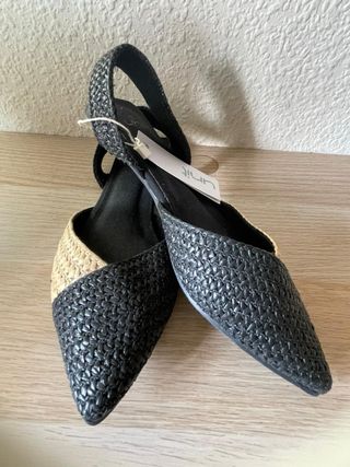 Zapatos planos Unit beige y negro talla 40