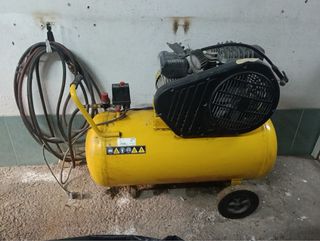 Compresor de aire amarillo. Precio NO NEGOCIABLE 