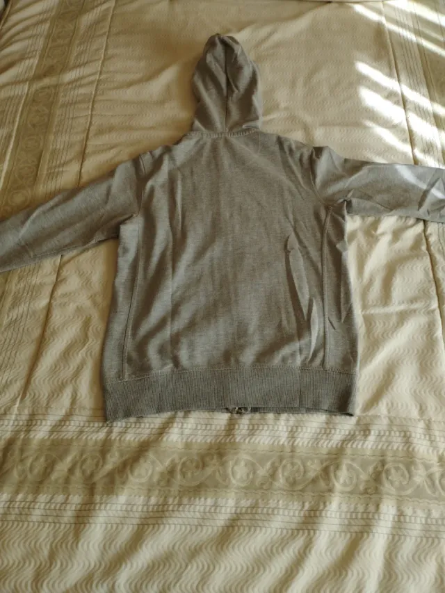 Sudadera gris con capucha y cremallera