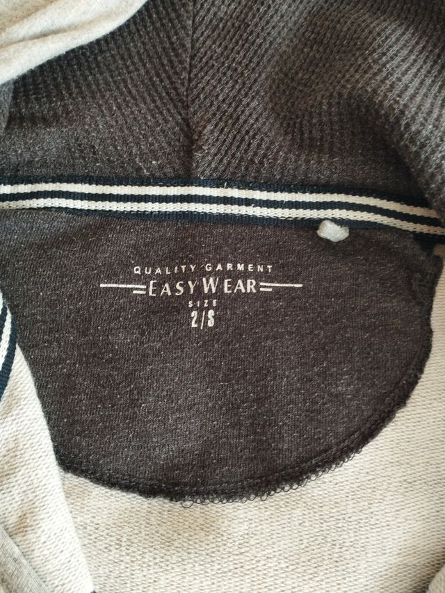 Sudadera gris con capucha y cremallera