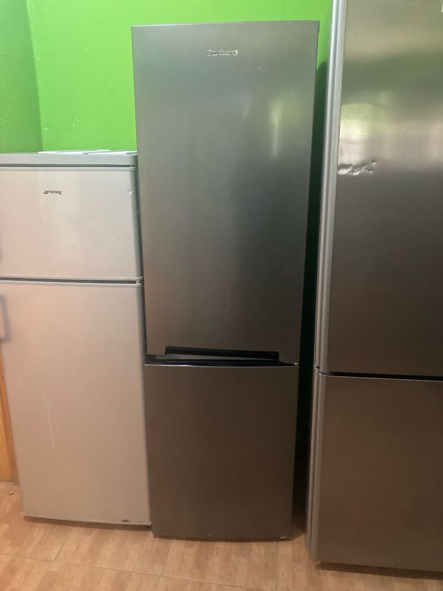 Frigorífico corbero plateado 