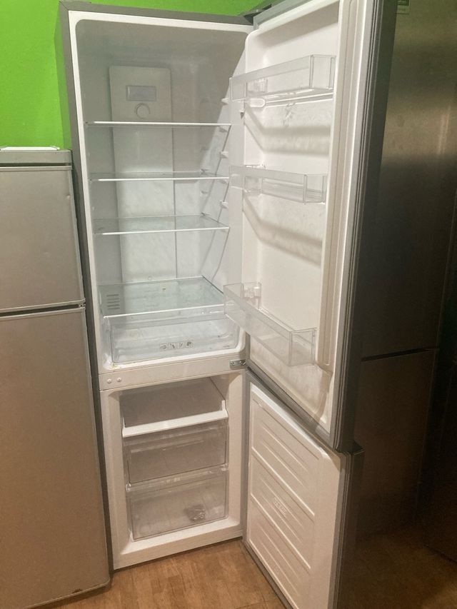 Frigorífico corbero plateado 