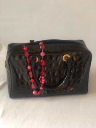 Borsa nera con collana rossa