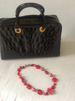 Borsa nera con collana rossa
