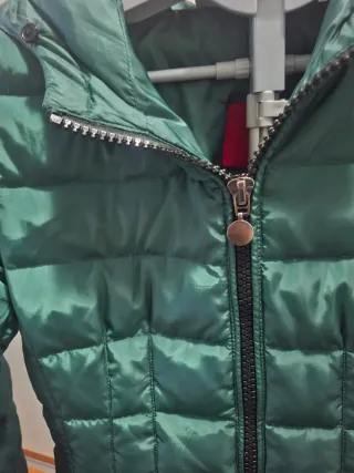 Chaqueta acolchada verde con capucha talla m