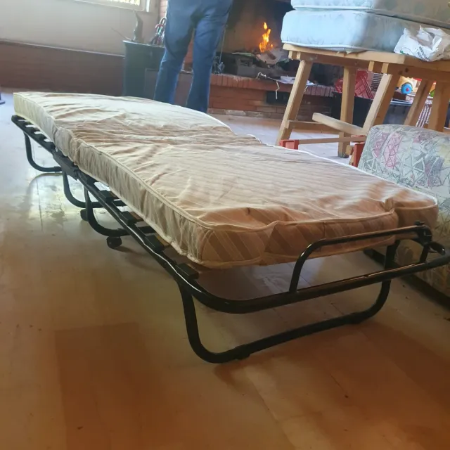 Lettino pieghevole singolo con materasso