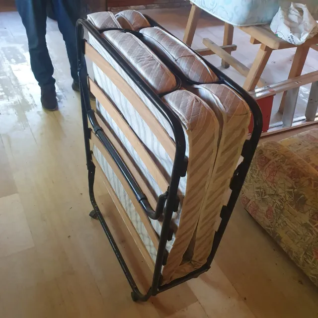 Lettino pieghevole singolo con materasso