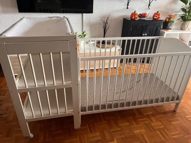 Cuna y cambiador bebé