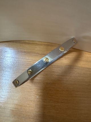 Brazalete plateado  con tornillos dorados