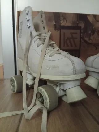 Pattini a rotelle bianchi