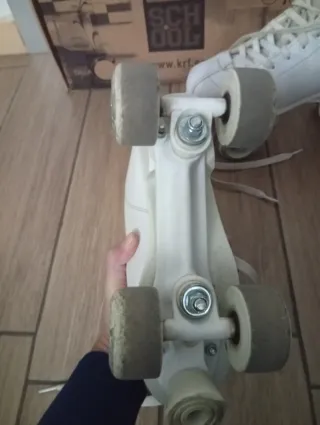 Pattini a rotelle bianchi