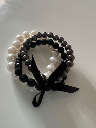 Pulsera 3 en 1 perlas imitación y lazo negro