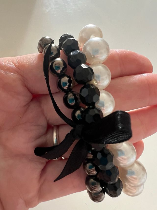 Pulsera 3 en 1 perlas imitación y lazo negro