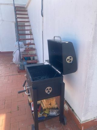 Barbacoa negra con tapa y ruedas
