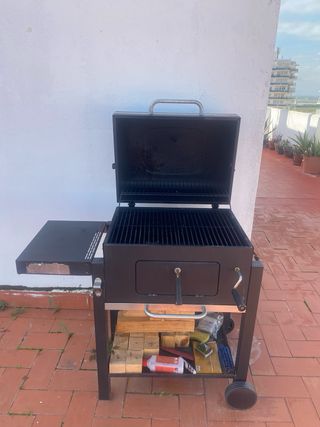 Barbacoa negra con tapa y ruedas
