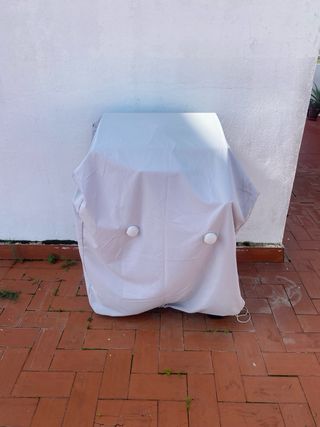 Barbacoa negra con tapa y ruedas