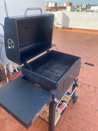 Barbacoa negra con tapa y ruedas