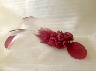Broche ceremonia plumas burdeos
