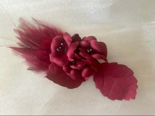 Broche ceremonia plumas burdeos