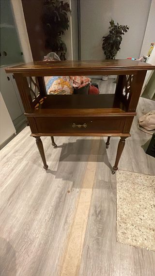 Mesa antigua de madera con ruedas