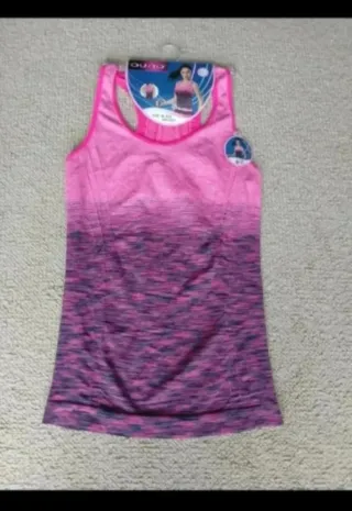 Camiseta deportiva degradada rosa y morada