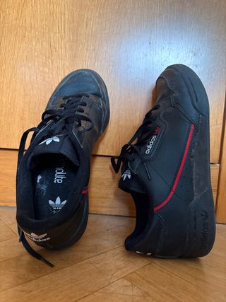 Zapatillas Adidas Negras y Rojas. Están perfectas