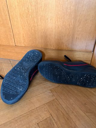 Zapatillas Adidas Negras y Rojas. Están perfectas