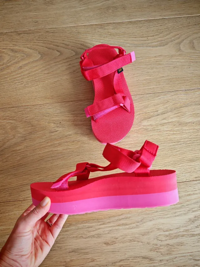 Sandalias Teva plataforma rosa y rojo
