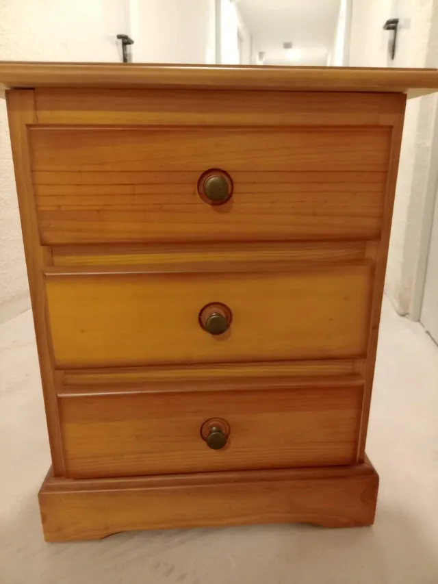 Mesita de noche de madera