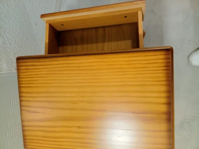 Mesita de noche de madera