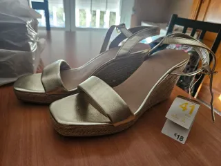 Sandalias doradas cuña Primark Talla 41
