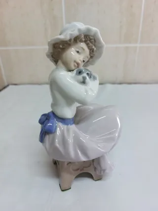 Figura cerámica NAO Lladró niña con perro