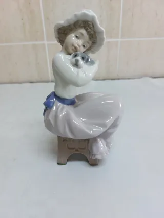 Figura cerámica NAO Lladró niña con perro