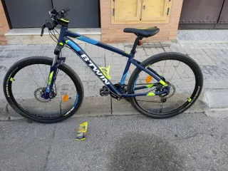 Bicicletta MTB blu e gialla Btwin